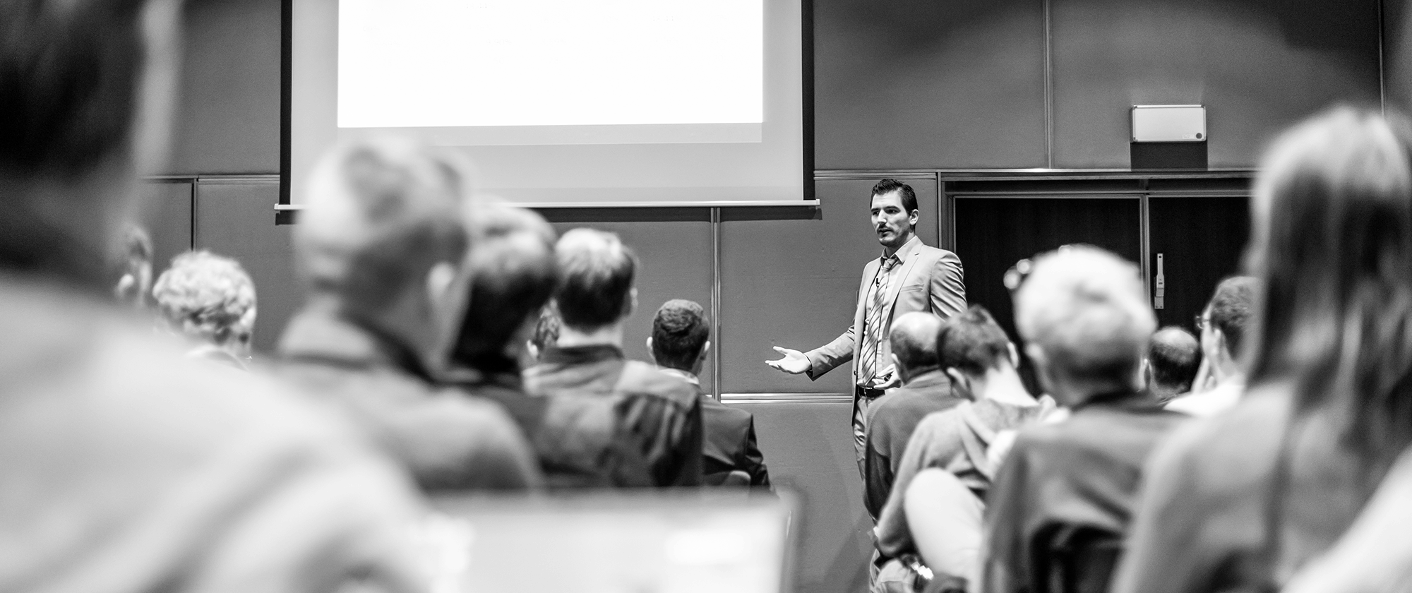 Speaker vor Auditorium — Leadership Praxis